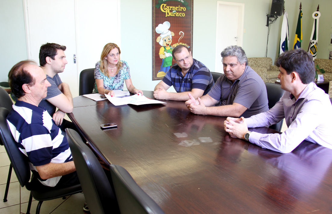 Reunião sobre o prolongamento da Avenida Irmãos Pereira