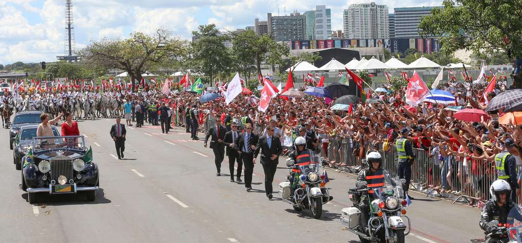 Milhares de pessoas acompanharam a posse de Dilma em Brasília.