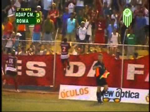 O lateral direito Elvis comemorando seu gol com a torcida.