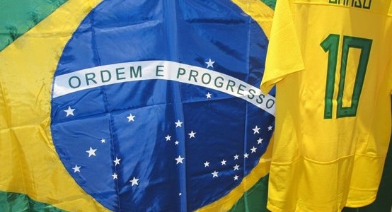 A Bandeira do Brasil e a camisa da Seleção (ou da CBF) como queiram.