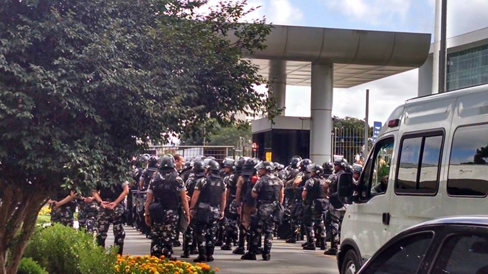 Tropa de choque, grades, cachorros para combater o inimigo: o povo do Paraná.