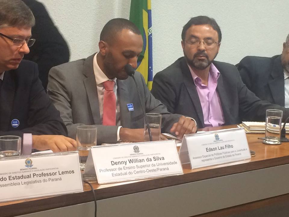 Edson Lau Filho, lê um texto na Audiência do Senado.