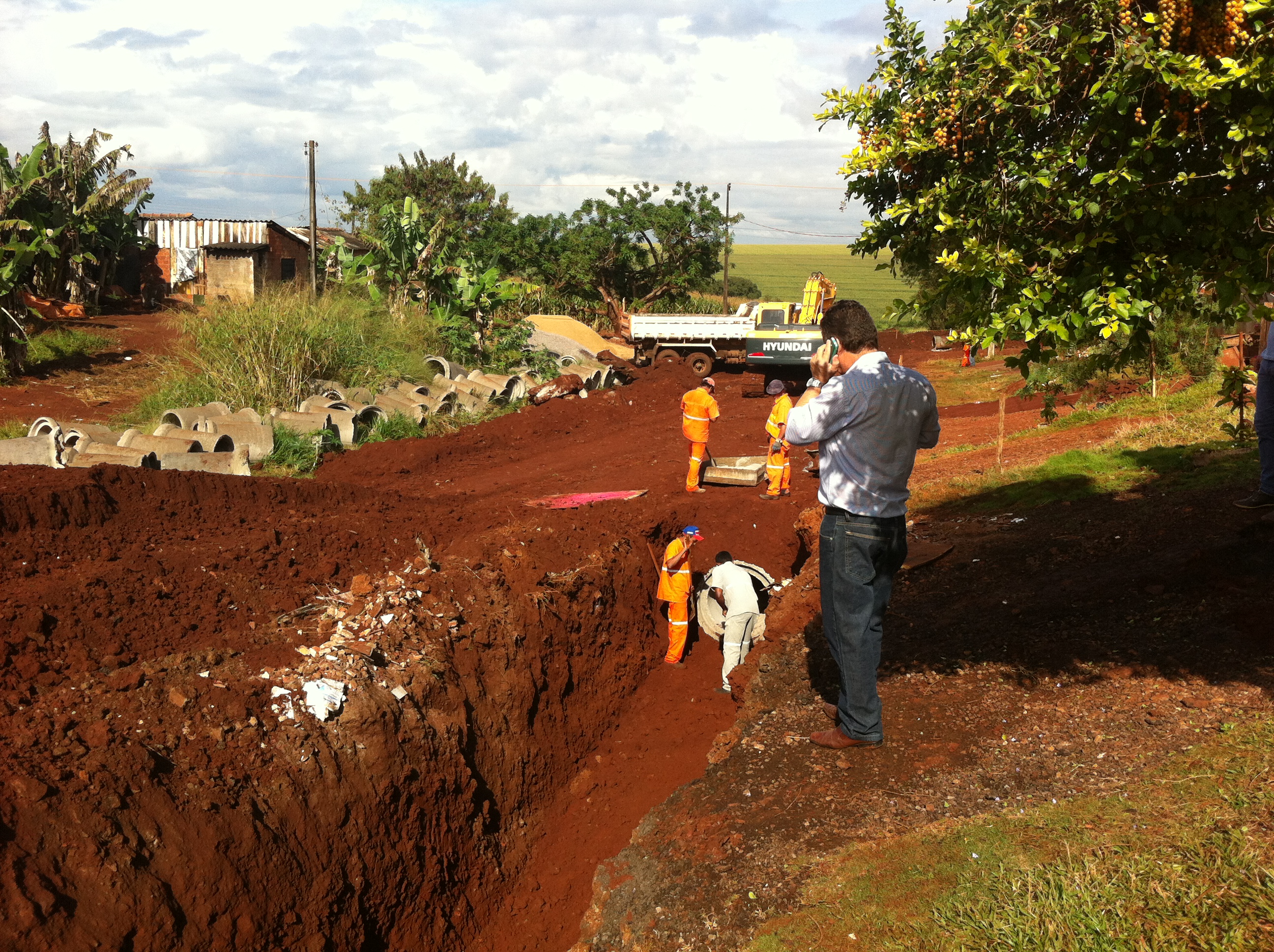 Prefeito de Peabiru vistoriando as obras. Foto: Raoni de Assis