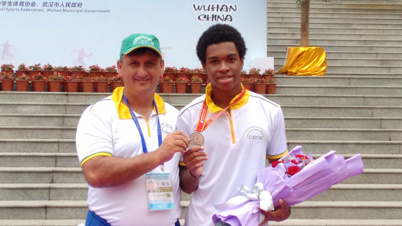 Professor Paulinho e Rodolfo Epifanio, exibindo a medalha de bronze.