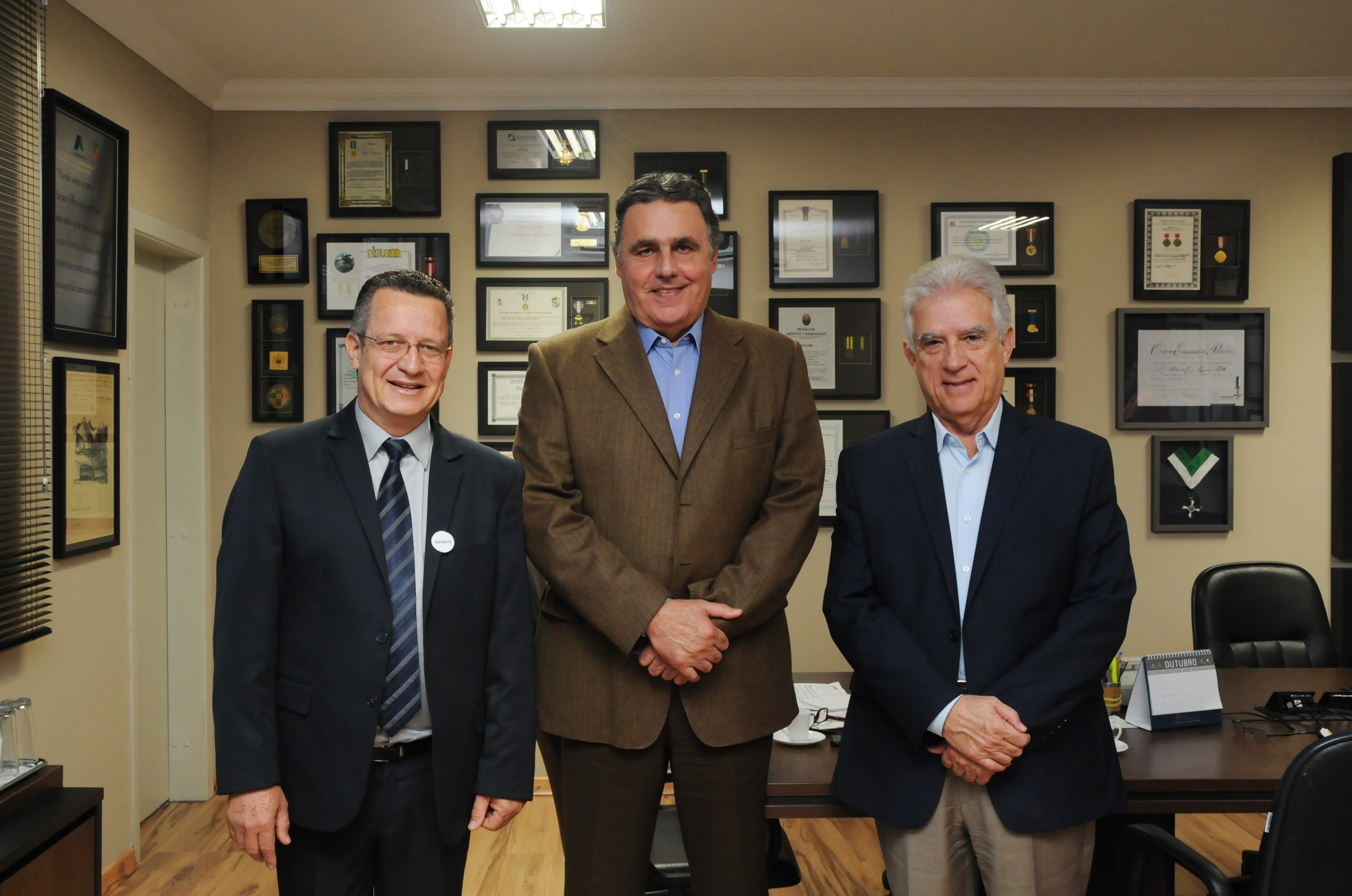 O presidente da Cohapar, Abelardo Lupion, recebeu nesta segunda-feira (19), o deputado federal Rubens Bueno e o prefeito de Peabiru, Claudinei Antônio Minchio; acompanhdos dos assessores Renê Duarte e Edenilson Miliossi.