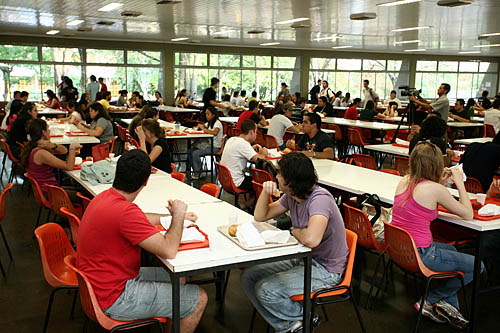Restaurante Universitário da UEM atendendo comunidade acadêmica antes da pausa para reforma.
