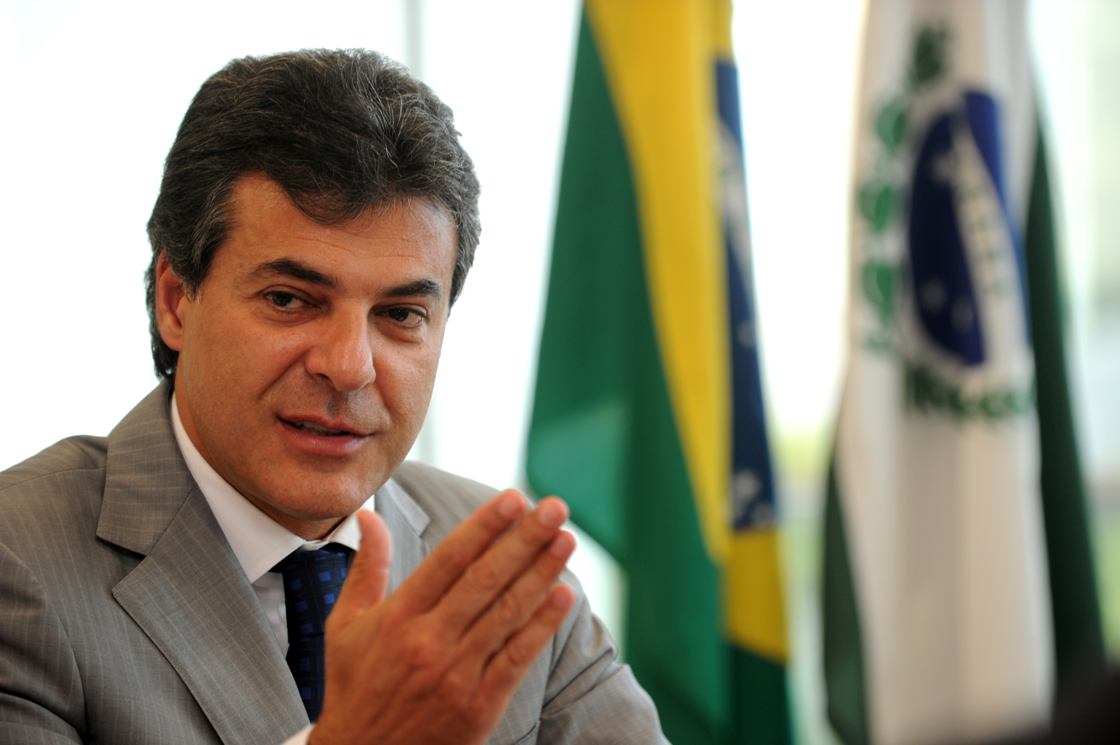 Governador Beto Richa assina protocolo de intenções com o grupo Grifols acompanhado pelo seu diretor superintendente, Manuel Romero Garrido, diretor administrativo, Alexandre Tadeu Santos, secretário da fazenda Luiz Carlos Hauly, secretário de industria, comércio e assuntos do mercosul Ricardo Barros, presidente da compagás Luciano Pizzatto, prefeito de Campo Largo Edson Basso, secretário de industria e comércio de Campo Largo Valdemar Cequinelo e demais autoridades. Curitiba, 24/07/2012 Foto: ANPr