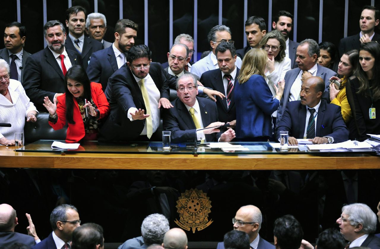 Mulheres ocupam a Mesa Diretora