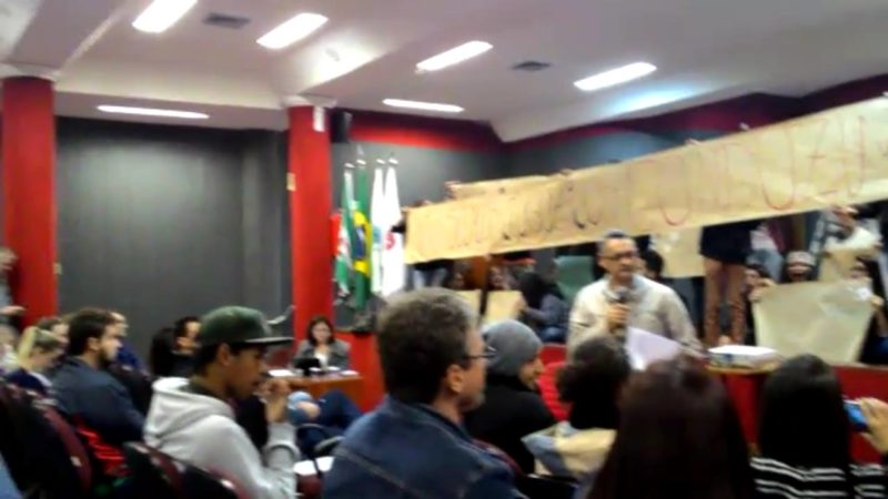 Seminário em Cascavel teve protesto de estudantes.