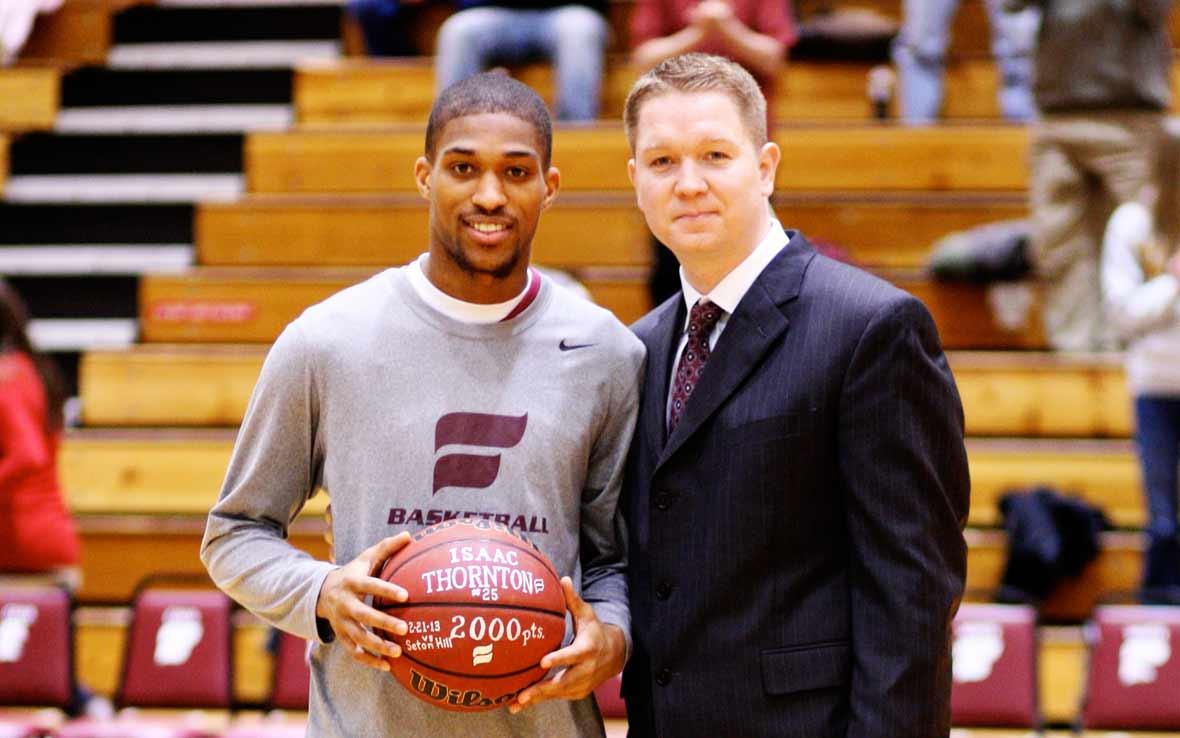 Issac Thornton sendo homenageado nos Estados Unidos por ter alcançado 2000 mil pontos em sua equipe.