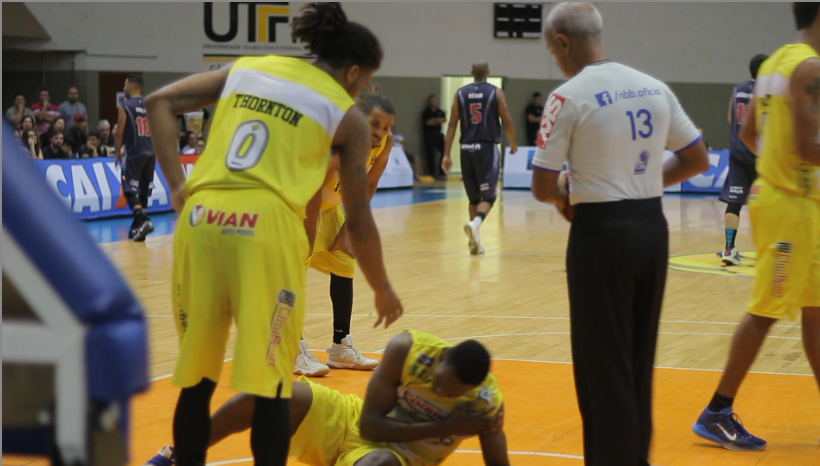 O estadunidense Jordan no chão em lance em que não foi marcado falta para o time mourãoense.