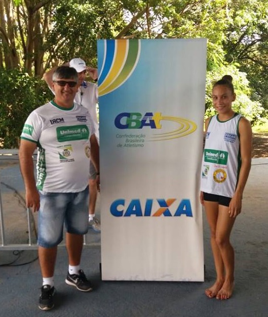 Professor Paulo Cesar Costa, técnico da equipe de atletismo de Campo Mourão e a atleta Pamela Dias.