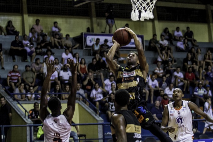Isaac Thorthon, do Campo Mourão Basquete, em ação em Sorocaba contra a Liga Sorocabana. Foto: Murilo Amadei - LSB