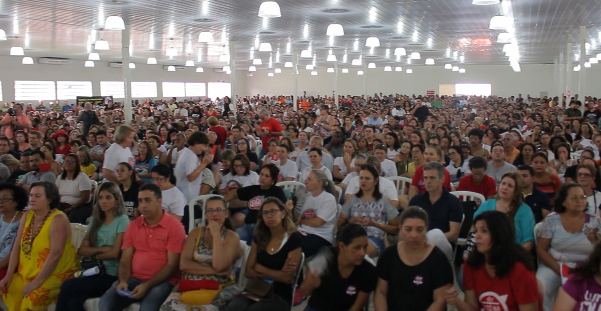 Imagem da Assembleia dos professores do Paraná. Foto: Mário Junior