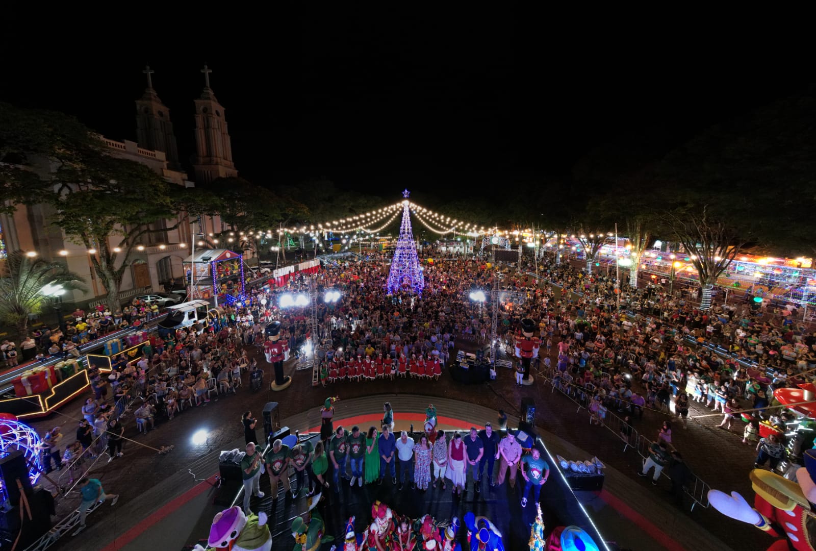 População prestigia espetáculo de Natal e chegada do Papai Noel em Campo  Mourão - Blog do Raoni